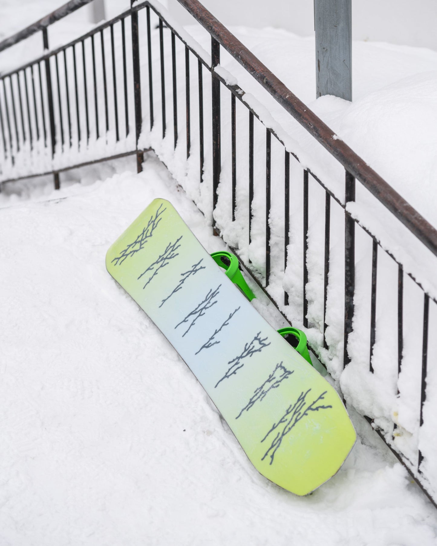 Bataleon men's snowboards 2025 in yellow. Disaster 2025 | Bataleon Snowboards™ 2025.