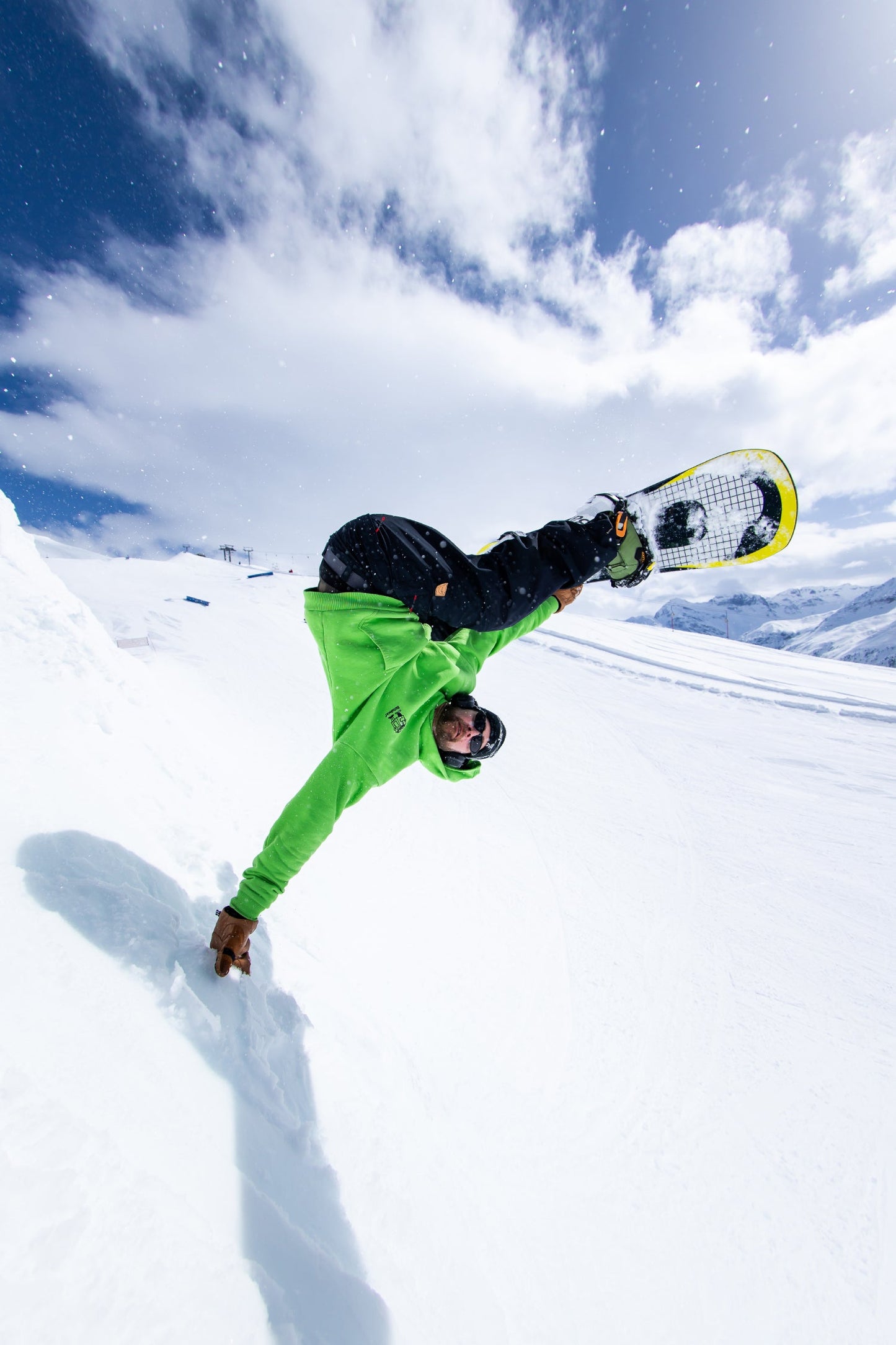 Men's snowboard in black and yellow. Evil Twin 2025 | Bataleon Snowboards™ 2025.