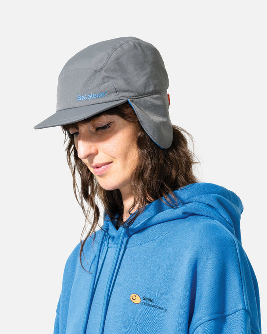 Hats and caps in paloma gray. Flap Cap 2025 | Bataleon Snowboards™ 2025.