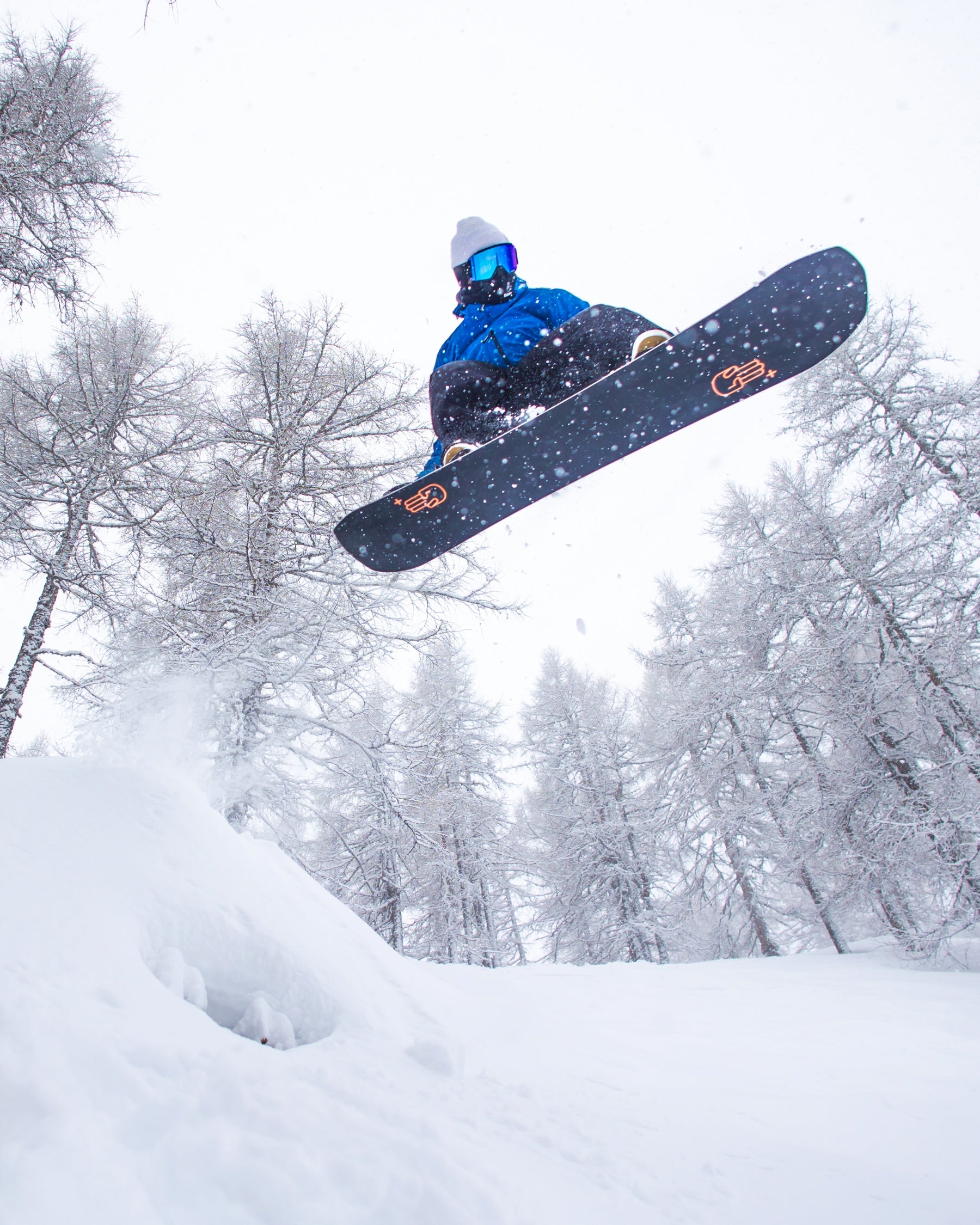 Men's snowboard in grey and orange. Goliath+ 2025 | Bataleon Snowboards™ 2025.