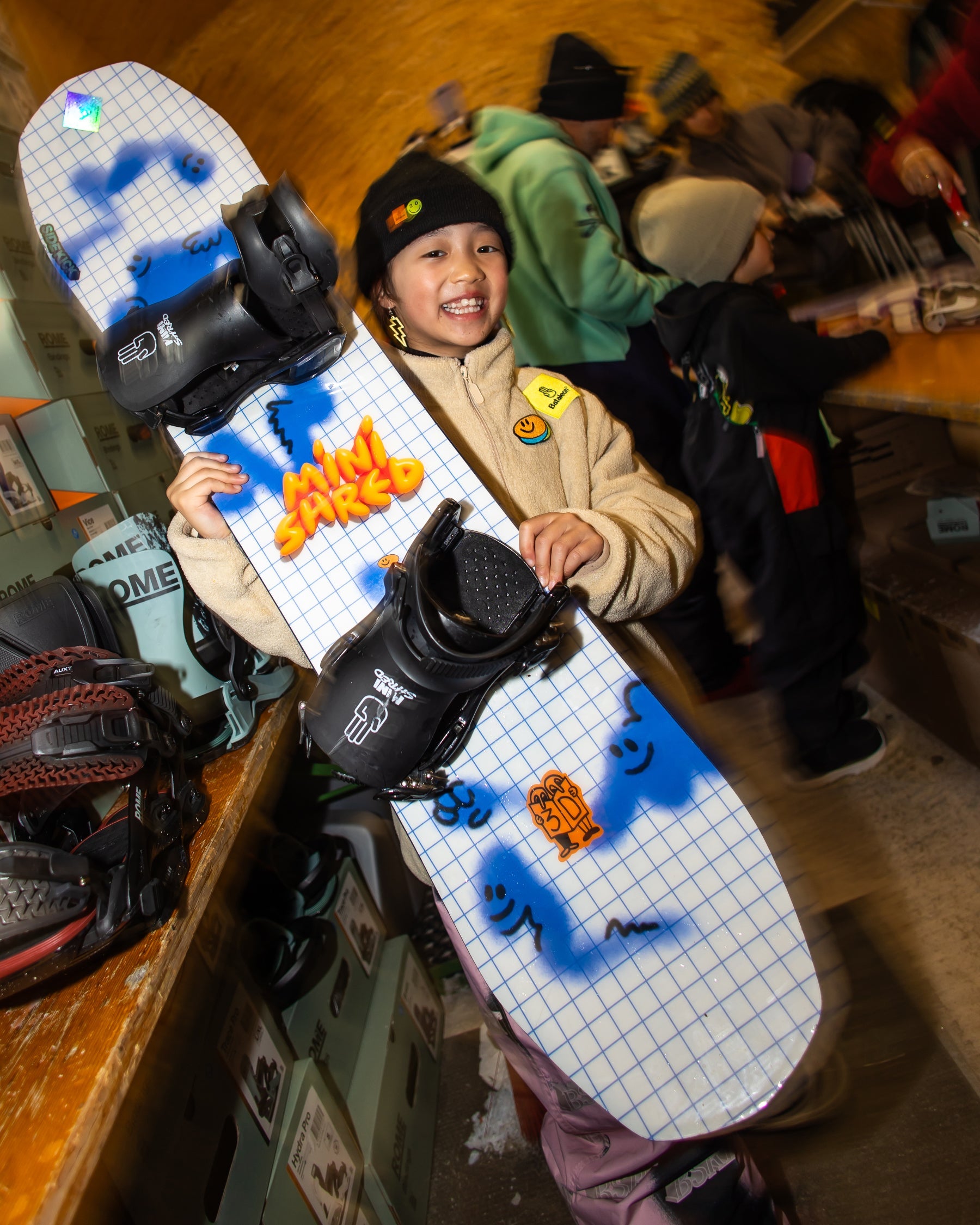 Kids beginner snowboard in black. Minishred 2025 | Bataleon Snowboards™ 2025.